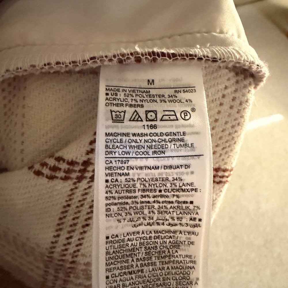 Old Navy Women’s Plaid Button-Down Shacket. - Picture 5 of 5